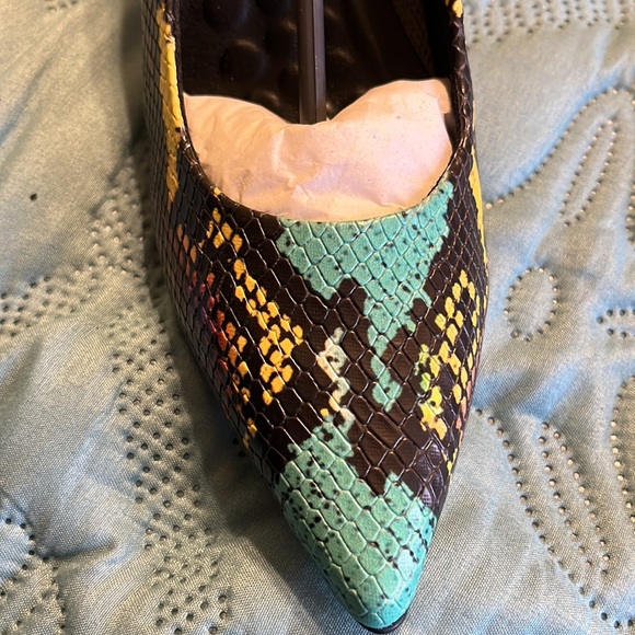 (#125) NWT ladies unique dress shoes by Walking Cradles. Size 6 1/2 narrow. - Picture 5 of 13